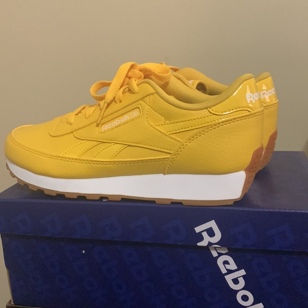 Reeboks Classic Renaissance leather ! | Women Size 8 | yellow-Gold